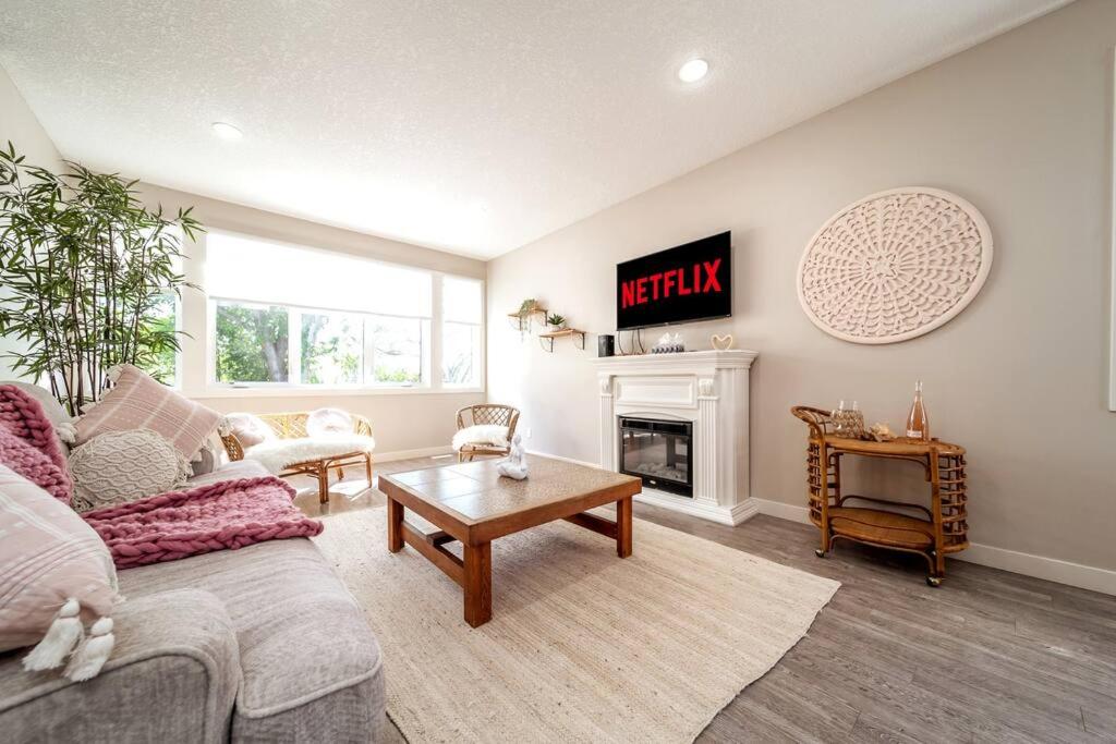 BoHo Vibes - Patio & BBQ - King Bed - Garage Parking, Edmonton