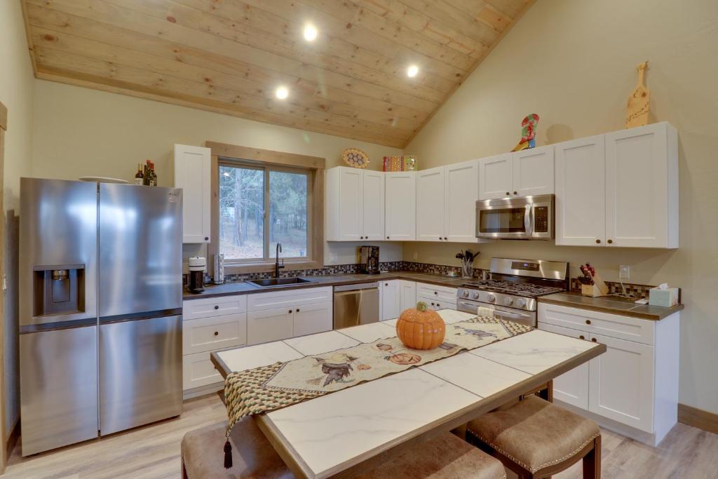 Bigfork Cottage with Lake Views 5 Mi to Downtown, Bigfork