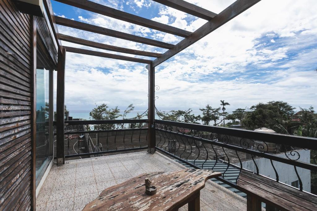 Tropical Low Boundary B&#038;B