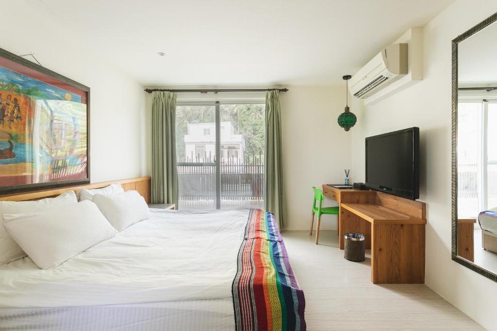 Tropical Low Boundary B&#038;B