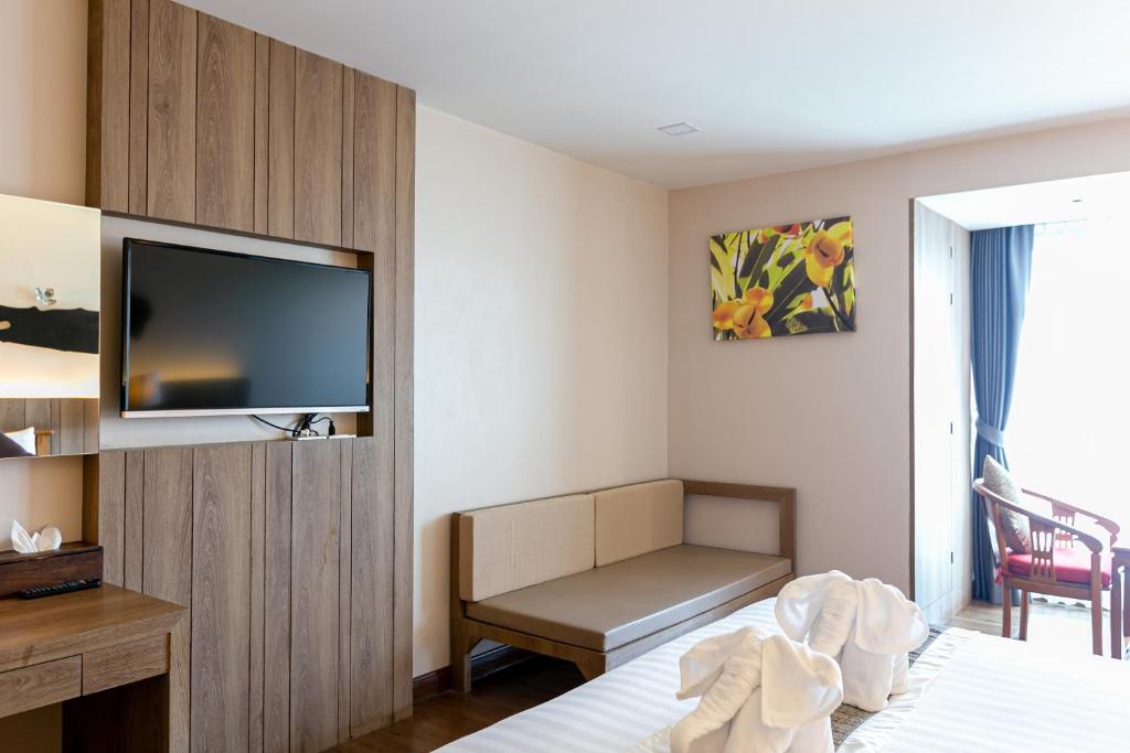 Shared lounge/TV area