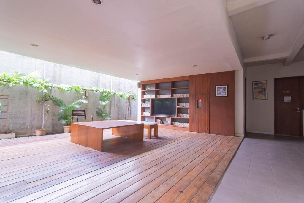 RedDoorz Plus near Asia Afrika 3