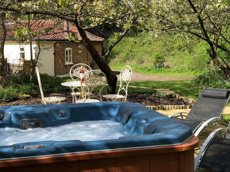 Gamekeepers Cottage, hot tub & open fire., Gaywood