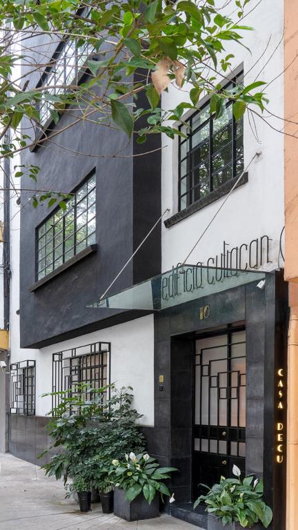 Exterior view, Casa Decu in Mexico City