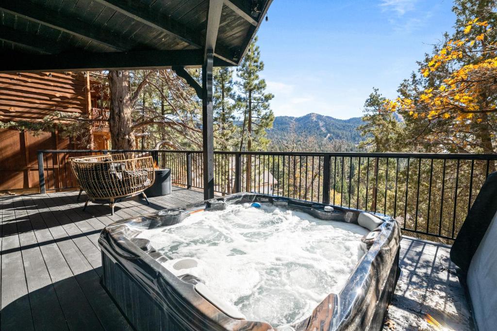 Ski View Chalet - Prepare to be awestruck with the breathtaking and massive mountain views!, Big Bear Lake