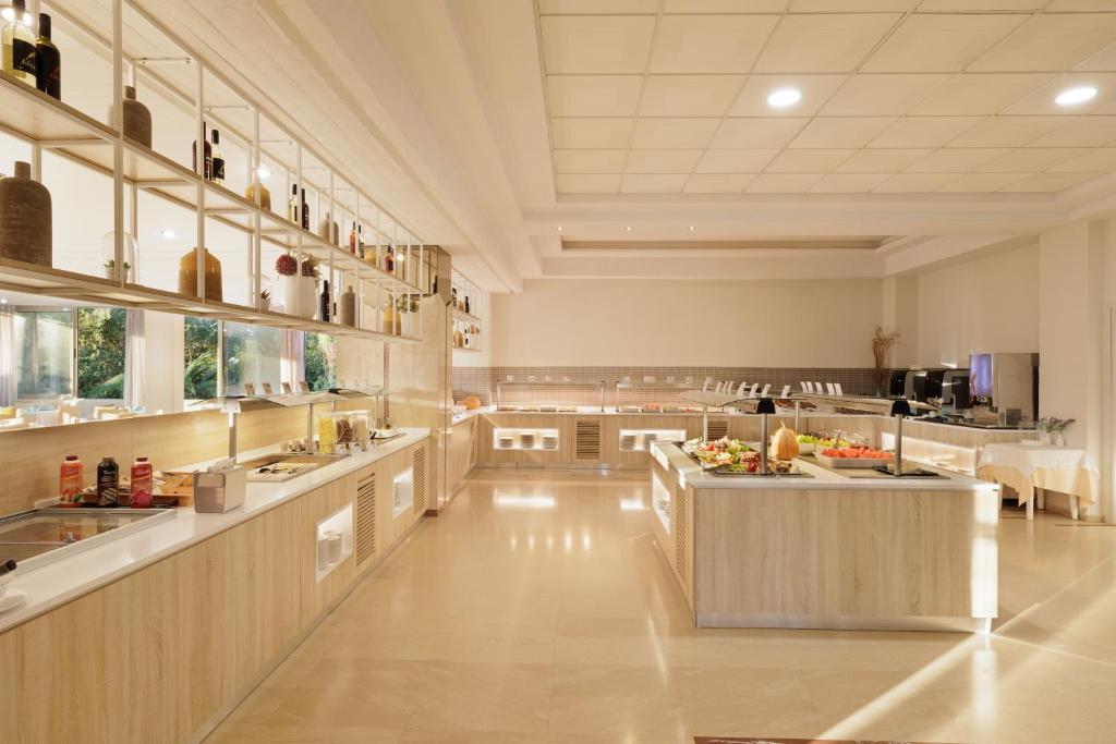 Livadi Nafsika Hotel — Restaurant & bars in Dassia, Ionian Islands