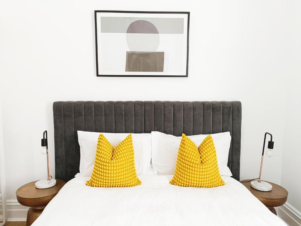 Beautiful Queen Room 1Min Walk to Station with 60Inch TV, Sydney