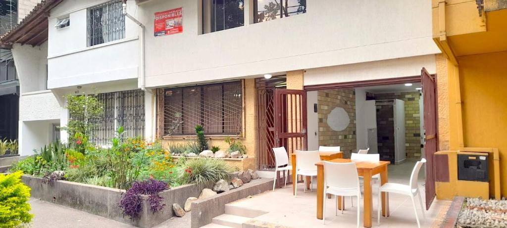Hostal Saveva Para Grupos Familias Estudiantes y Deportistas, Медельин