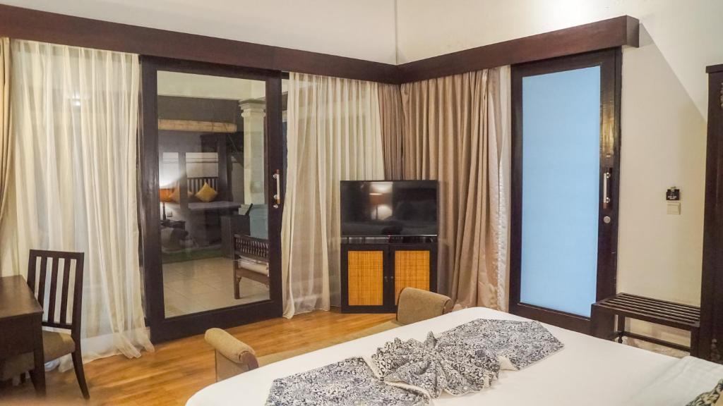 Shared lounge/TV area