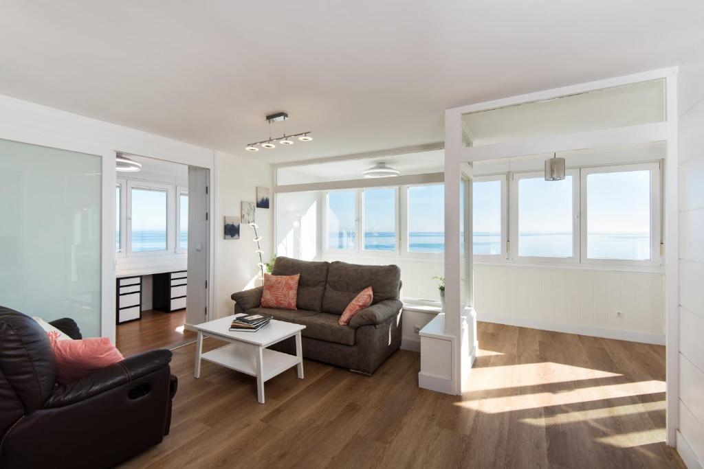 MAGIC OF THE OCEAN, front Line Beach in Playamar-Parking, Sea Views, Pool, tenis, paddle, wifi and Aircon - 3