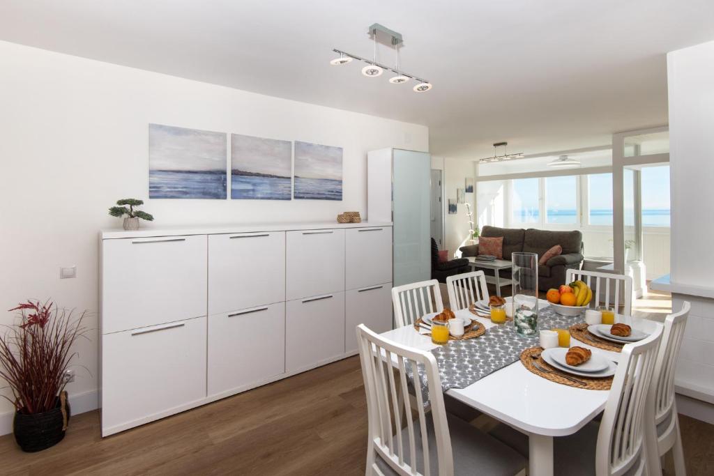 MAGIC OF THE OCEAN, front Line Beach in Playamar-Parking, Sea Views, Pool, tenis, paddle, wifi and Aircon - 5