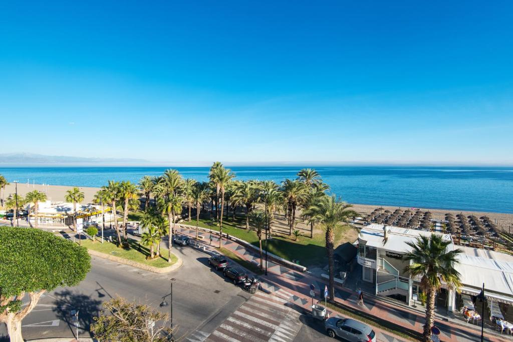 MAGIC OF THE OCEAN, front Line Beach in Playamar-Parking, Sea Views, Pool, tenis, paddle, wifi and Aircon - 1