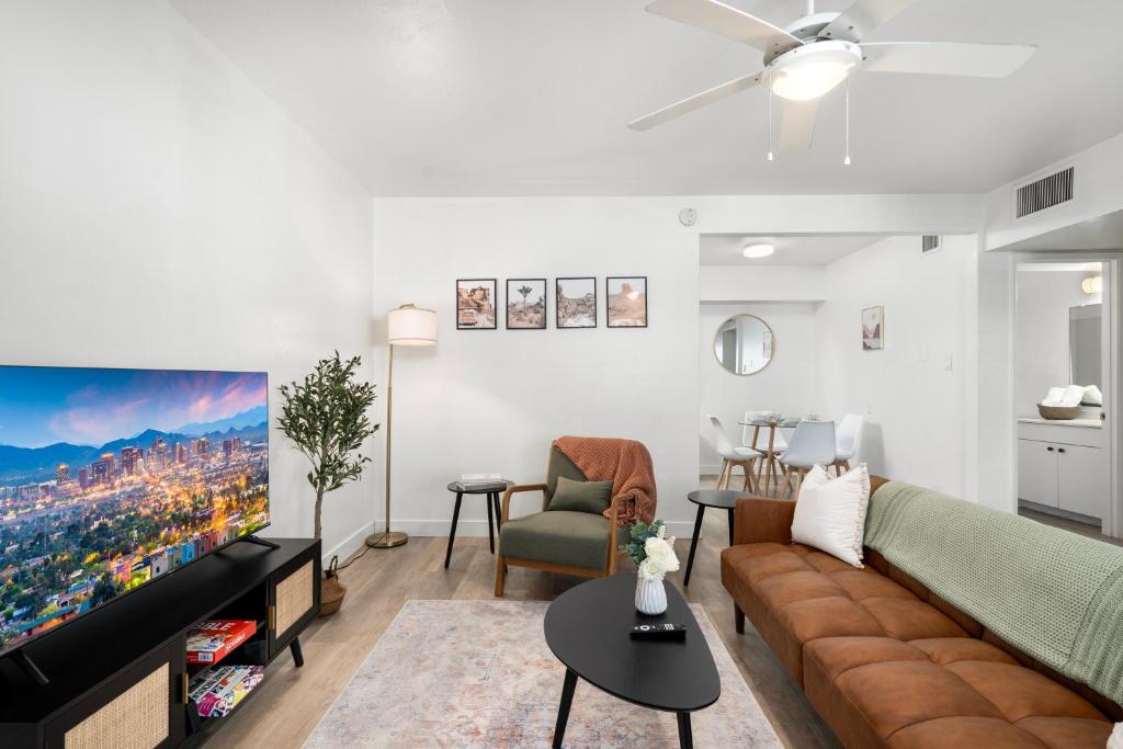 Discover Uptown! Quiet Location & Parking & Washer Dryer, Phoenix