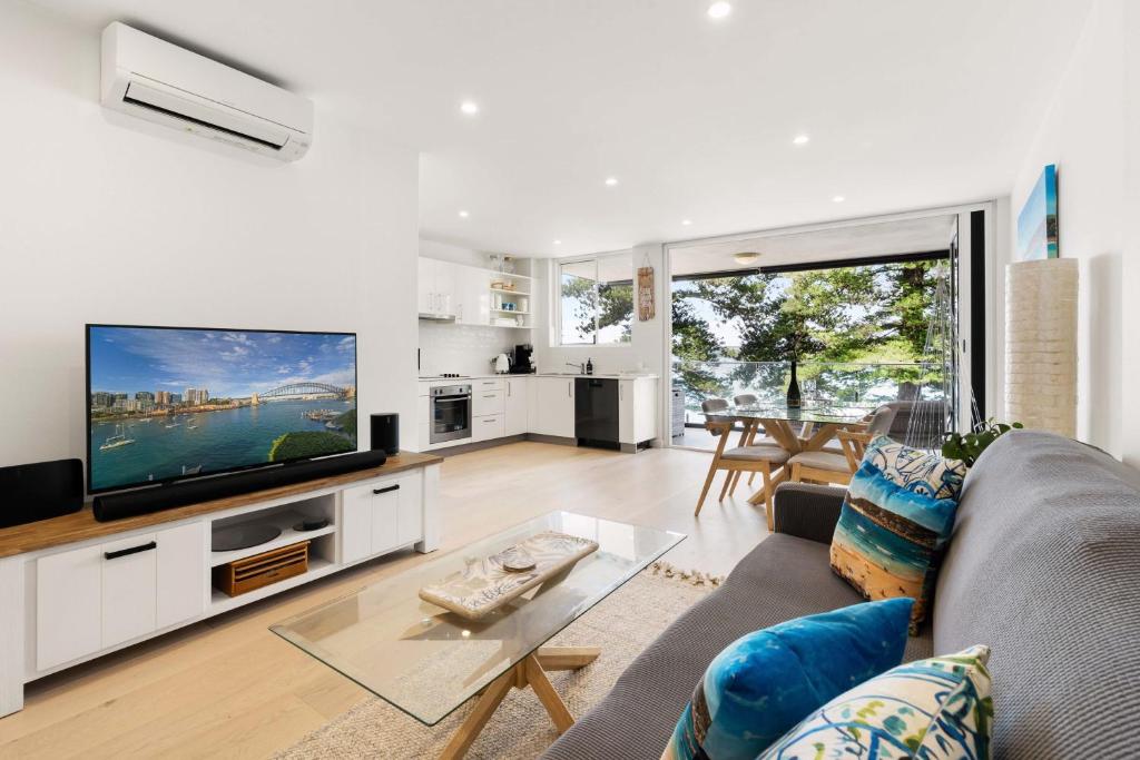 Stylish Manly Apartment with Harbour Views, Sydney