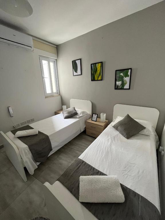 F3 Room 2, Private Room two single beds shared bathroom, Msida