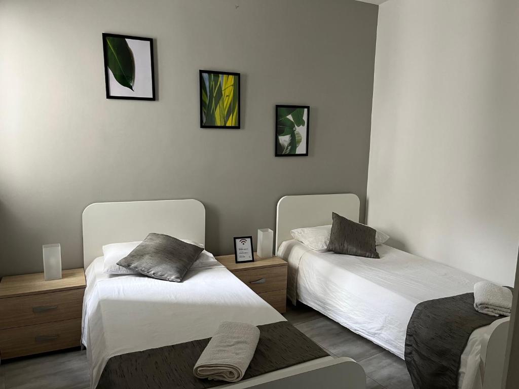 F4 Room 2, Private Room two single beds shared bathroom, Msida