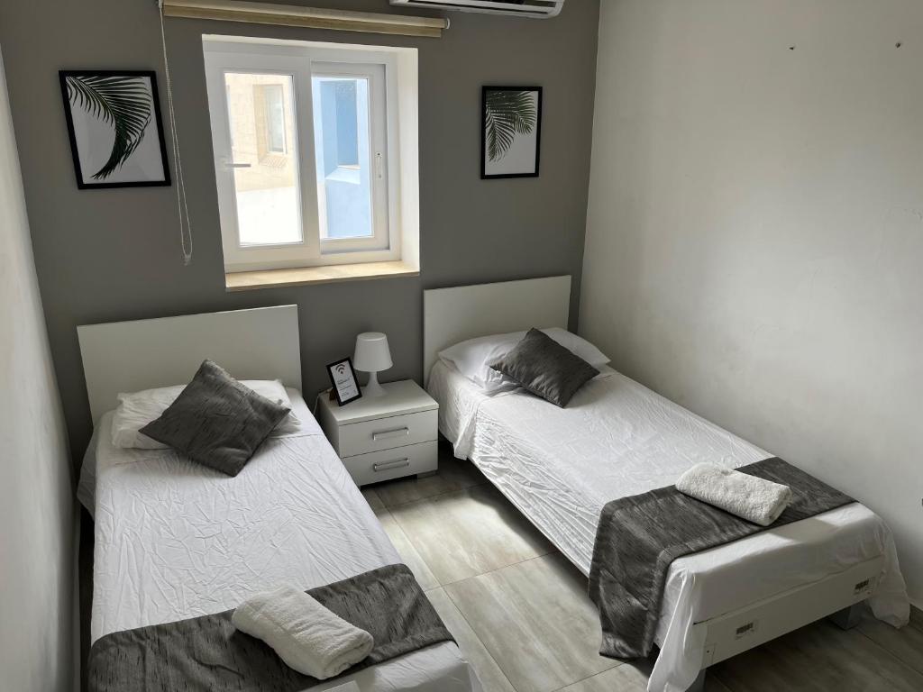 F5 Room 3, Private Room two single beds shared bathroom in shared Flat, Msida