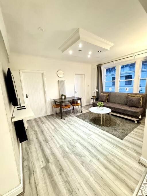 Centrally-Located Gem in Marble Arch, London, Londýn