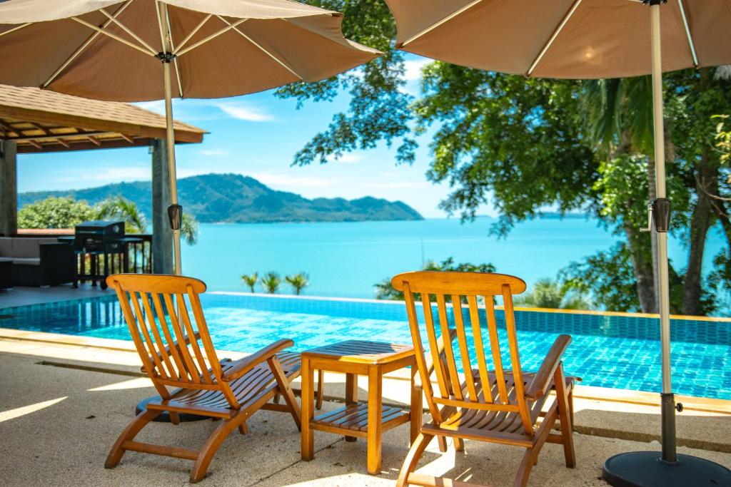 Aoyon Beach, a 5-bedroom Thai-style villa with stunning sea views, 50 meters direct beach access, free maid,, Phuket