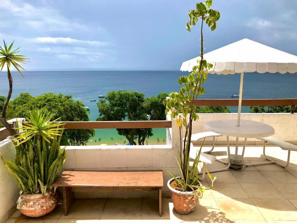 Quarto, sala, cozinha e banheiro - 2 minutos da praia do porto da barra - ar condicionado, Salvador