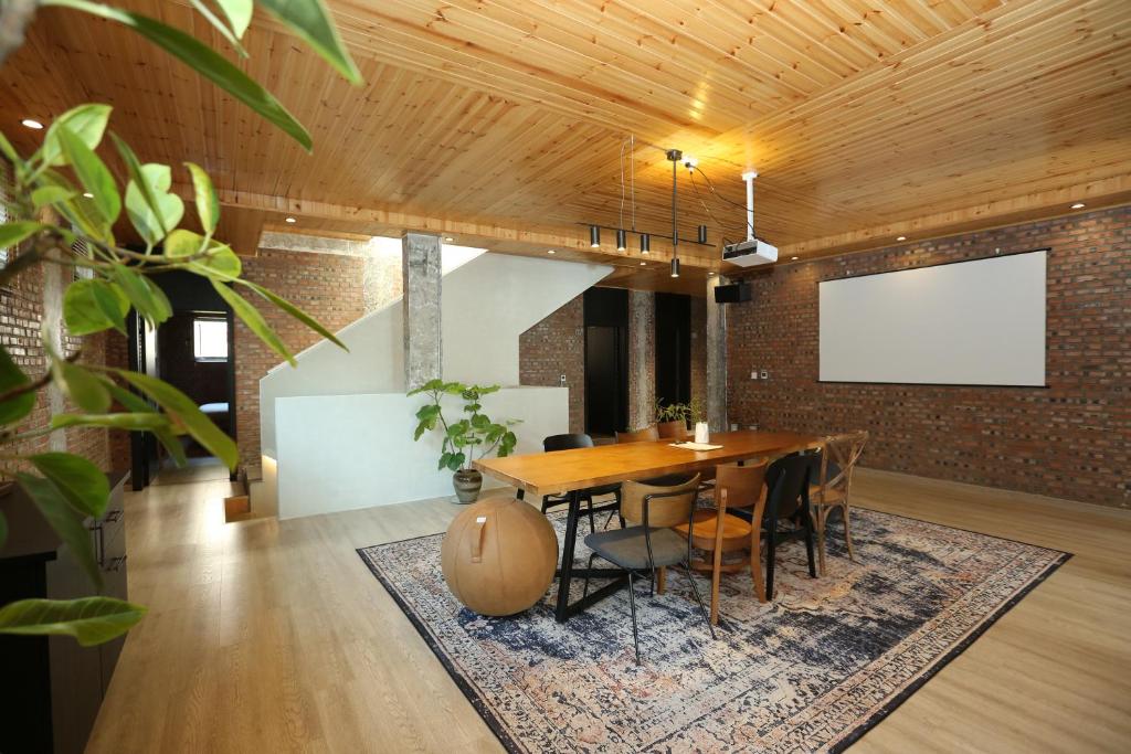 Shared lounge/TV area