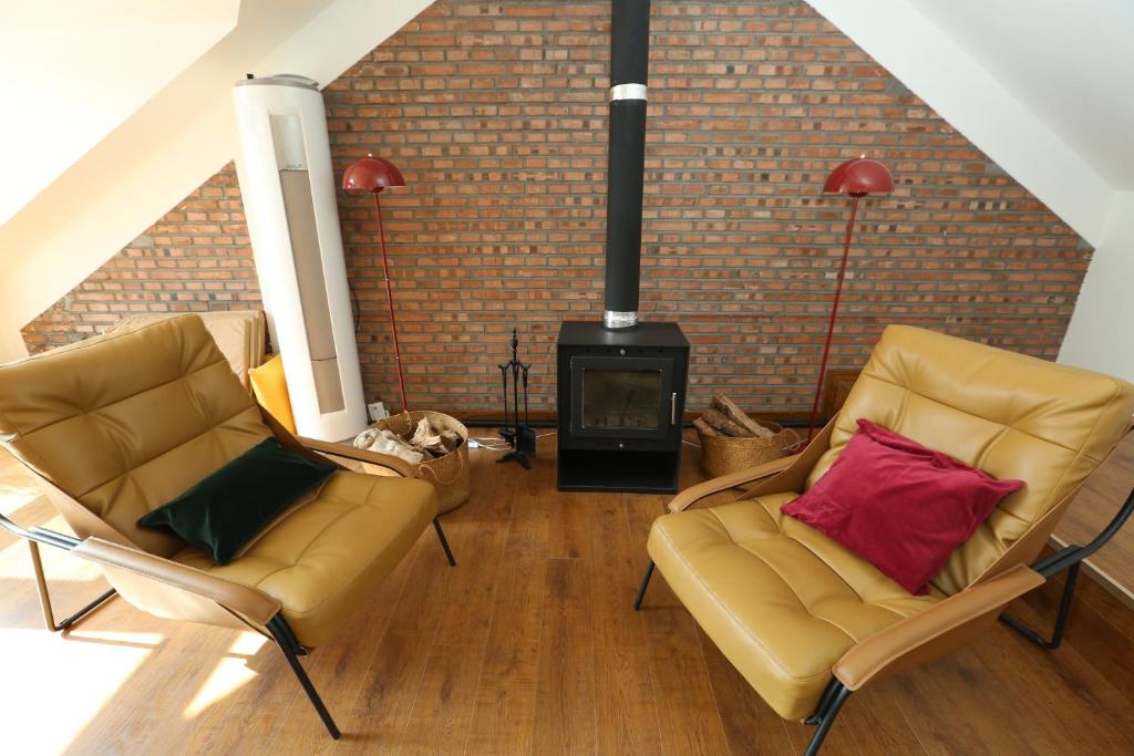 Shared lounge/TV area