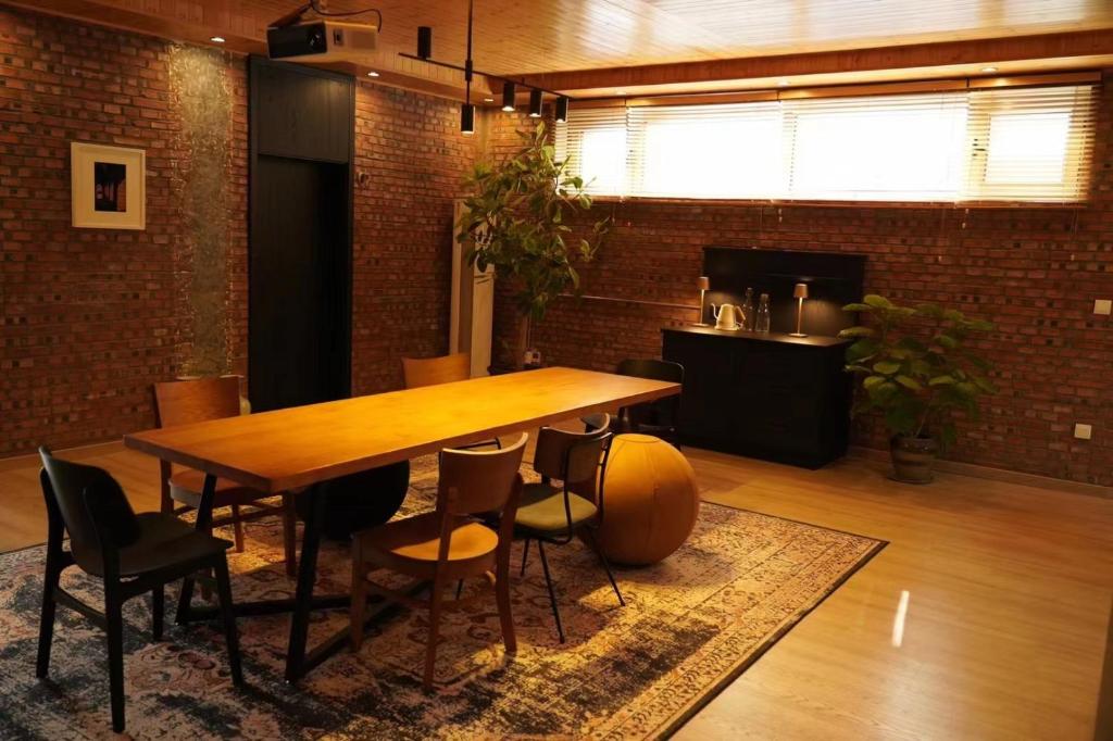 Shared lounge/TV area