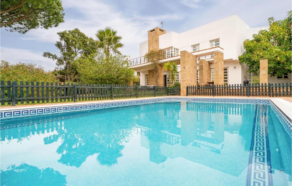 Lovely Home In Chiclana De La Fronter With Kitchen