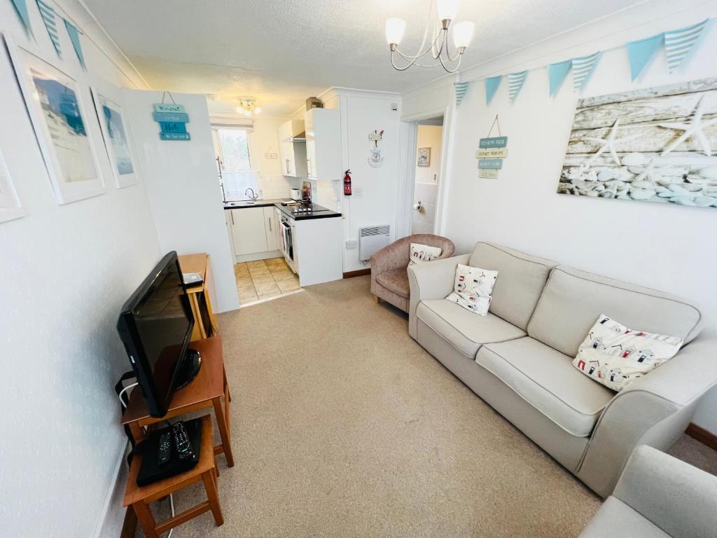 2 Bedroom Chalet SB11, Sandown Bay photo 6