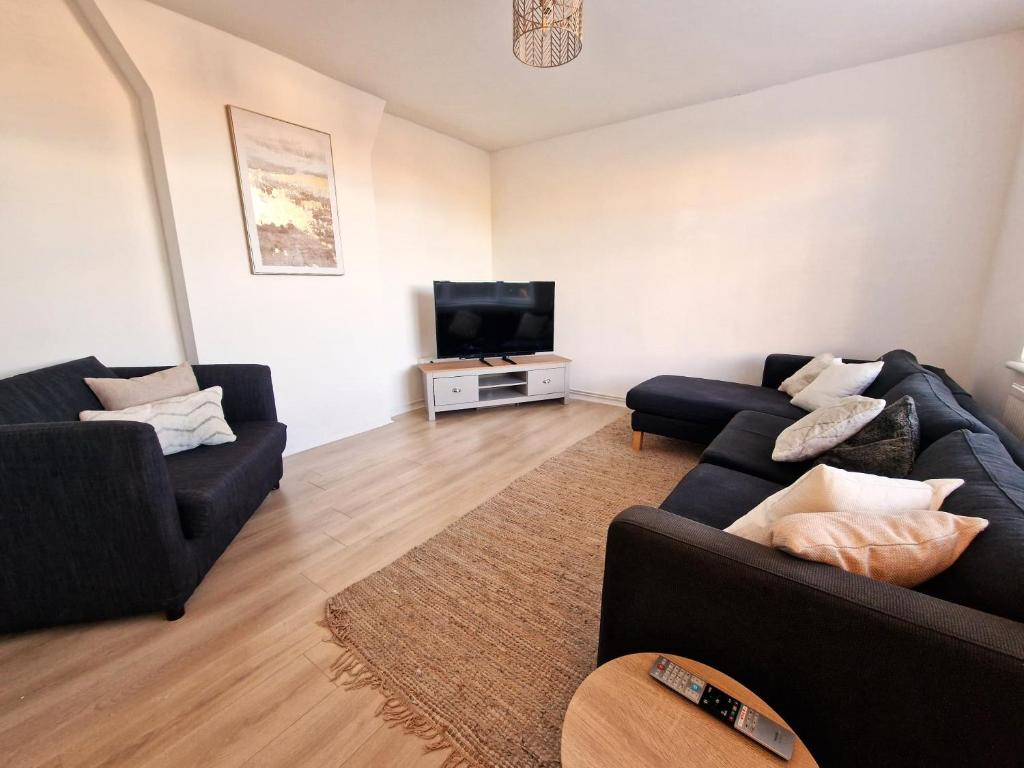 AO Home Lettings - Ferryhills House, Bushey