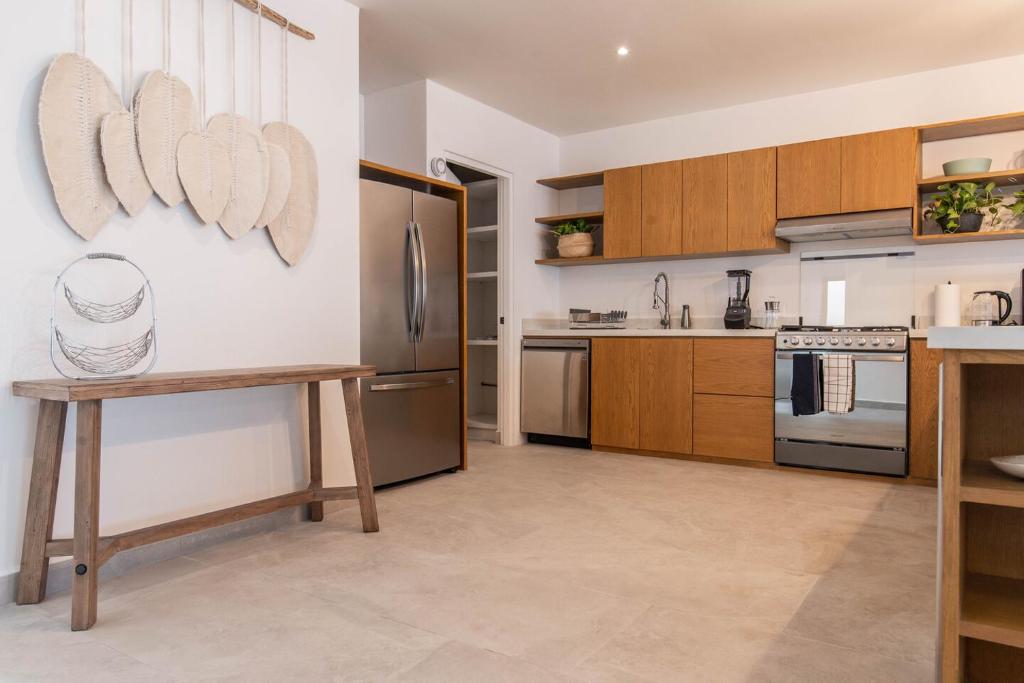 Beautiful 4BR, Up to 8 Guests, Private Pool, 10 min to Beach - 4