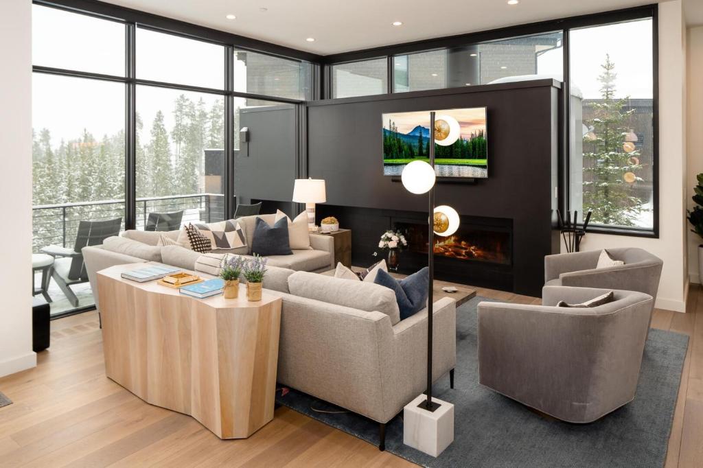 8A Treeline by Moonlight Basin Lodging, Big Sky