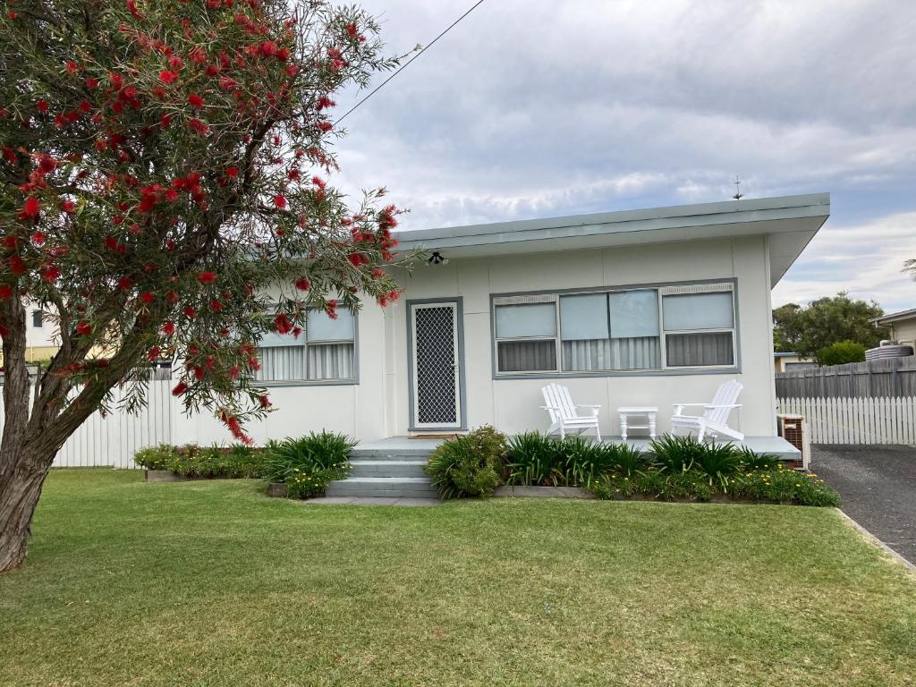 SummerBreeze - just a 60 second stroll to the beach, Culburra Beach