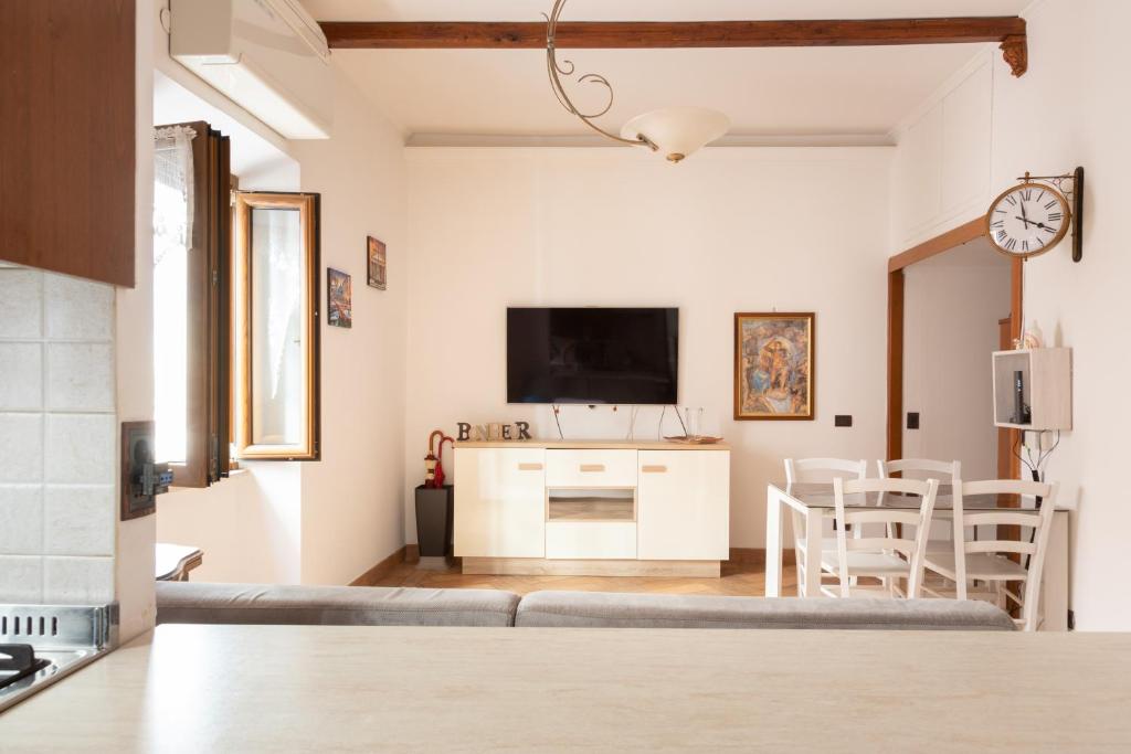 Elegant & Quiet Apartment next to Colosseo, Roma