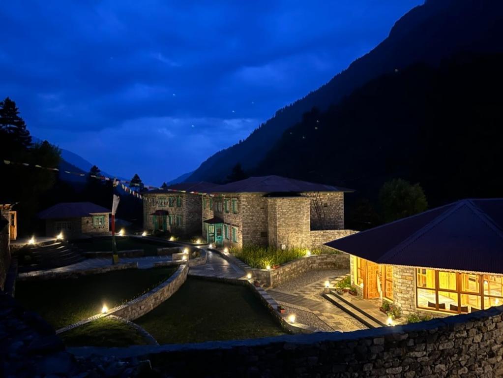 Mountain Lodges of Nepal, Phakding