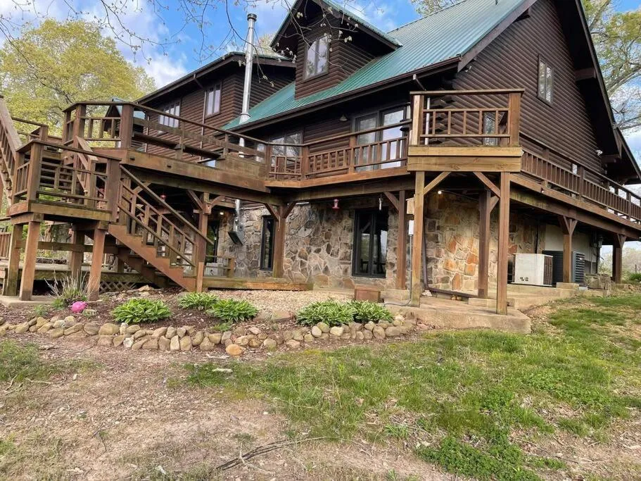 Buffalo River Lodge (Yellville)- Lower Level，位于Saint Joe的酒店