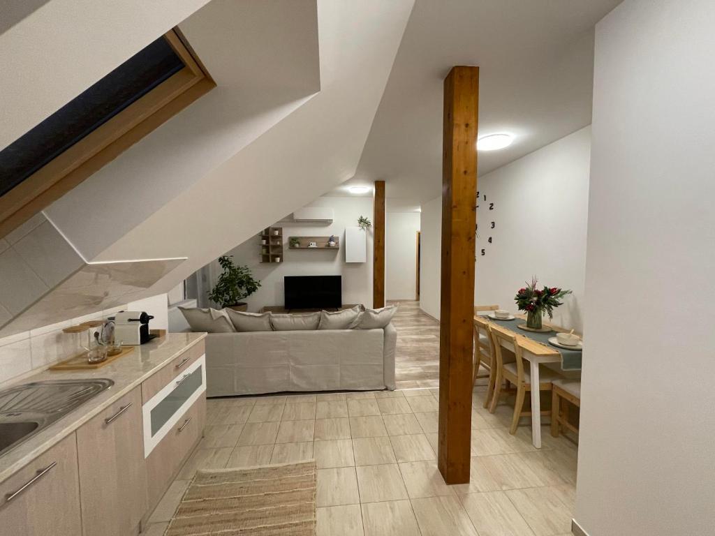 Taverna Apartman 1, Monor