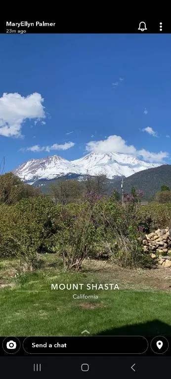 Angel cottage with a sauna or The Cozy with a jacuzzi tub, both are studios with a view of Mount Shasta，位于沙斯塔山的酒店