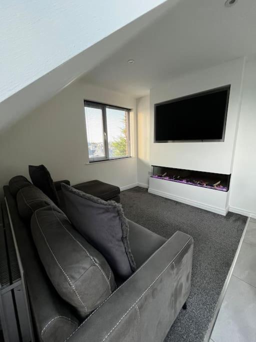 Seaside Serenity: Modern Flat, Bangor