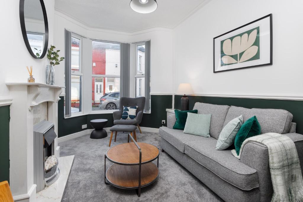 Host Liverpool - Anfield Gem, pet-friendly with garden, Liverpool
