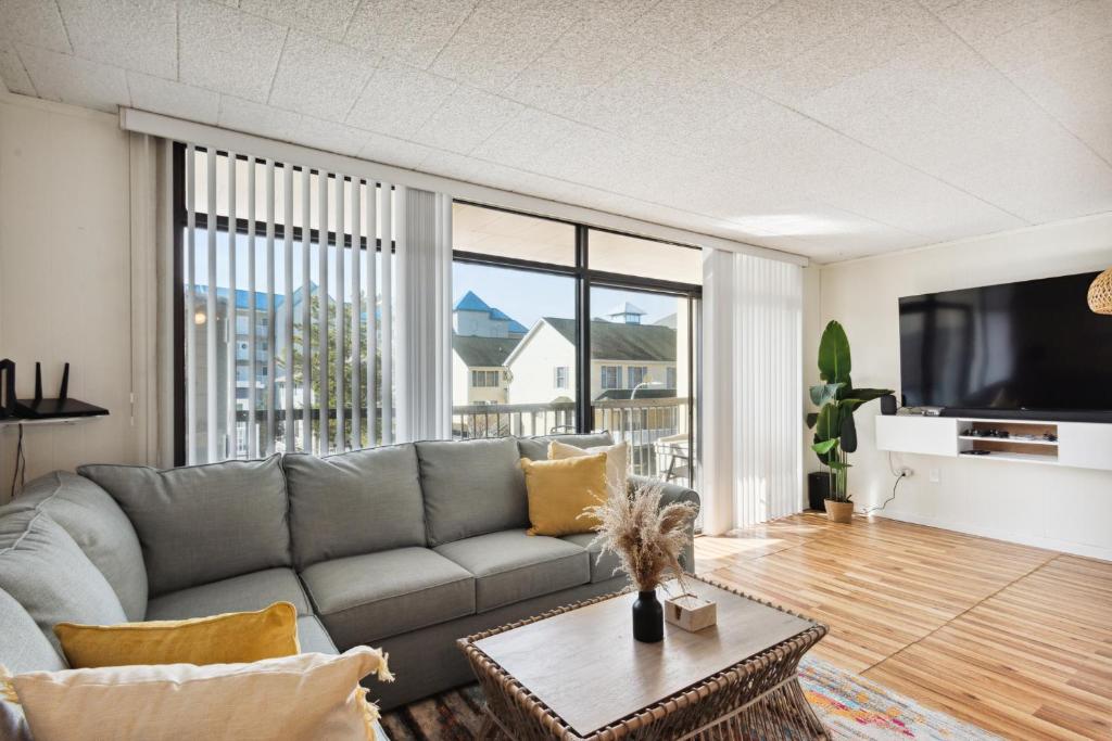 Fun & Comfy Beachside Getaway ~ King Bed ~ Balcony, Ocean City