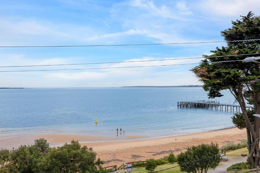 Beachfront Bliss - shared indoor pool & spa, Cowes
