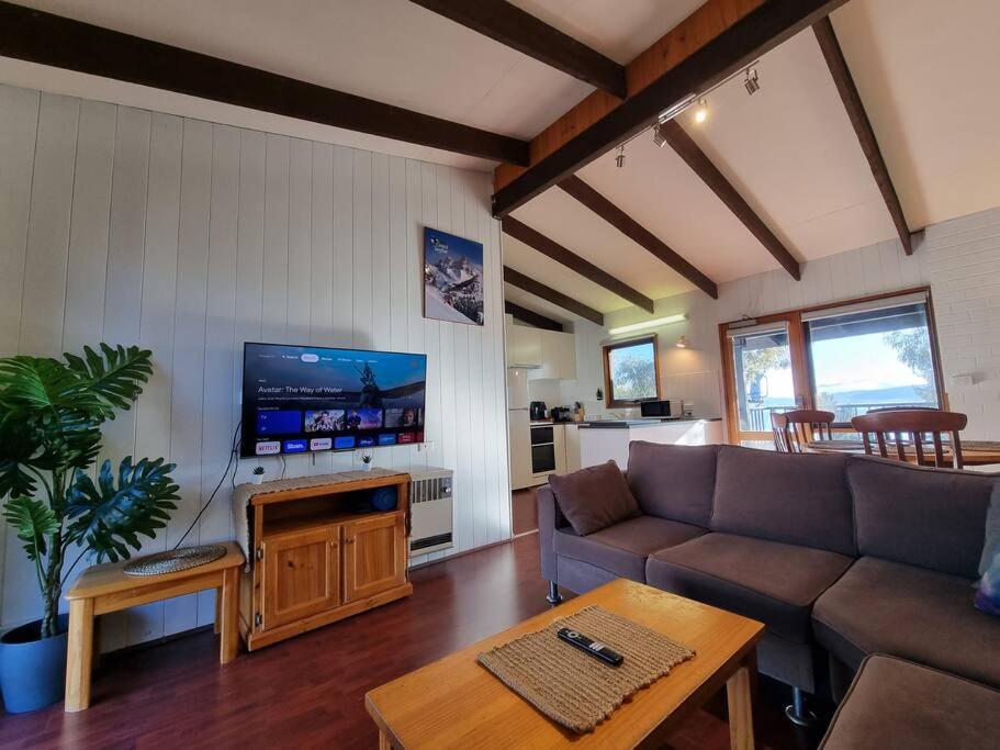 The Hideout - Lake Views & Balcony w BBQ I Central Location I Wi-Fi I Smart TV, Jindabyne