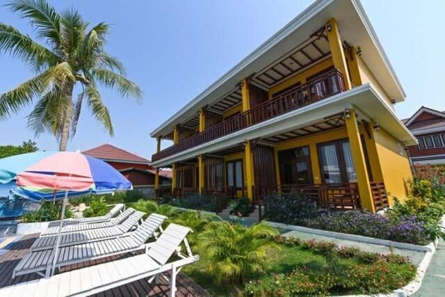 Exterior view, Golden Hotel Dondet in Muang Khong