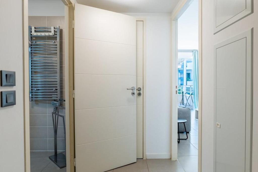 1-Br apartment in Palm Beach swimming pool - 2