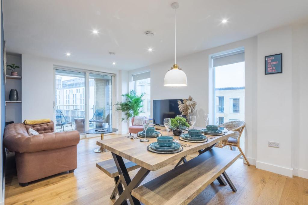 Luxe Cambridge Station Flat with Terrace, Cambridge