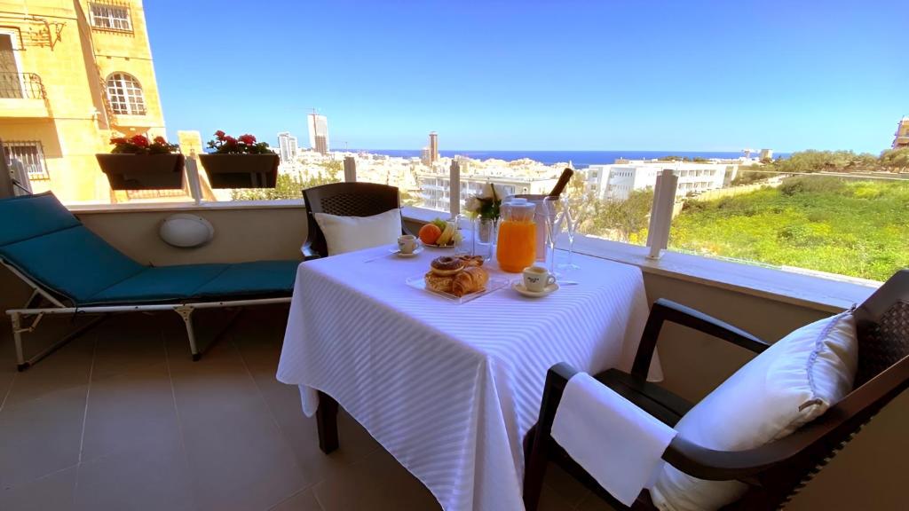 St. Julian's Super Bright And Spacious Seaview Apartment, Saint Julianʼs