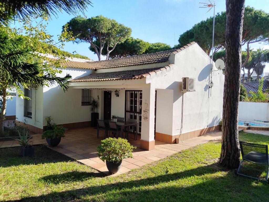 Villa Verde con Piscina a 800m de la Playa by Chiclana Dreams - 1