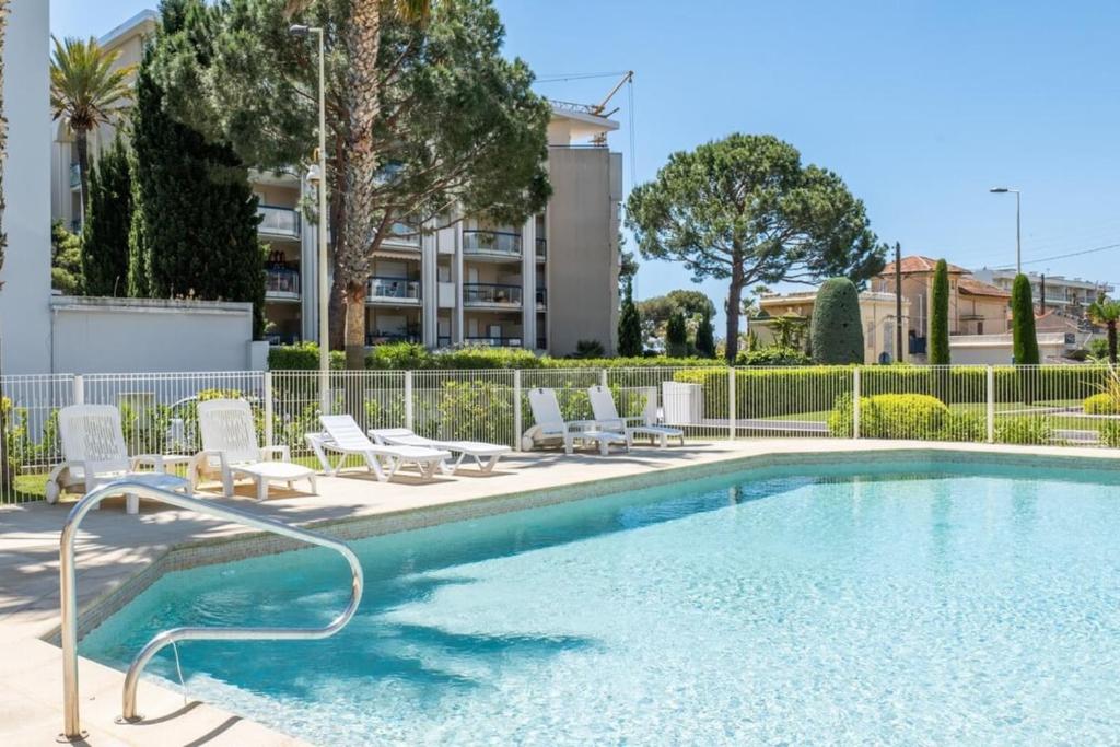 3-Room Luxury Apartment with Pool and Sea View Steps from the Beach - 3