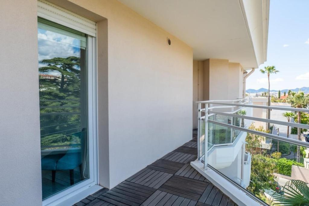 3-Room Luxury Apartment with Pool and Sea View Steps from the Beach - 5
